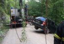 Oö: Lenkerin mit Auto in Bad Ischl in Wald gestürzt