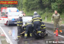 Oö: Aufräum- und Ölbindearbeiten nach Unfall auf der B 145 in Bad Ischl