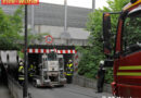 Bayern: Minibagger auf Anhänger verkeilt sich unter Brücke