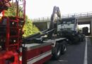 Nö: Lkw bleibt bei einer Brücke hängen -> Fahrer eingeklemmt