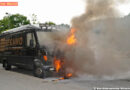 Bayern: Motorraum von Transporter in Flammen