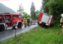 Tirol: Reifenplatzer führt zu Ausritt in die Botanik mit Feuerwehrfahrzeug