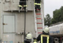 D: Leerstehendes Fachwerkaus in Flammen und Lkw Brand