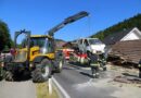 Oö: Carport bei Unfall von Pkw schwer beschädigt