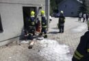 Oö: Pkw prallt nach Ausweichmanöver gegen eine Hausmauer