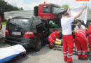 Nö: Pkw kracht in Lkw – Drei Personen eingeklemmt