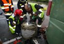 Nö: Lkw fällt eine Straßenlaterne -> Schadstoffeinsatz