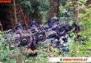 T: Vollbeladener Betonmischer in Wald gestürzt