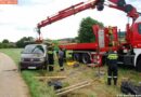Nö: Kleinbus in Schräglage -> Schonende Bergung mit der Feuerwehr