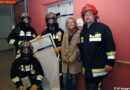 Nö: Übergabe eines Rauchvorhanges an die FF Gloggnitz-Stadt