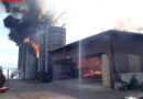 Schweiz: An Wohnhaus angebauter Stall in Möriken in Vollbrand