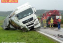 Oö: Holz-Sattelschlepper seitlich in Wiese gestürzt