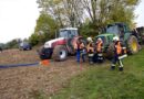Nö: Traktor droht umzustürzen -> Aufwendige Bergung durch die Feuerwehr
