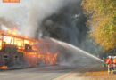 Deutschland: 30 x 15 m Scheune in Flammen