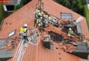 D: Nachbar bemerkt Dachstuhlbrand und alarmiert die Feuerwehr