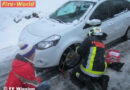 Tirol: FF Wiesing im Oktober-Wintereinsatz: FF half auch beim Ketten anlegen