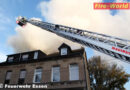 Deutschland: Feuer am Dach eines alten Gebäudes in Essen