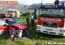 Nö: Frontalzusammenstoß zwischen Rettungsfahrzeug und Pkw -> Eingeklemmt
