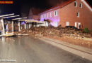 Deutschland: Holztransporter bei Umsturz in Wohnsiedlung „entladen“