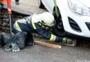 Nö: Pkw fährt über eine Begrenzungsmauer und sitzt fest