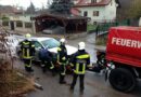 Nö: Pkw prallt gegen einen abgestellten Baustellensilo