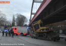 Deutschland: Lkw mit Bagger bleibt unter Hamburger Eisenbahnbrücke stecken