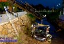 Nö: Fahrzeuglenker stürzt über Brücke und fährt im Bach weiter