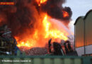 Oö: 25 Feuerwehren bei Großfeuer bei Altstoffverwerter in Edt bei Lambach