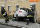 Nö: Pkw rammt Zaun und steckt drin fest