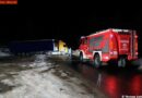Stmk: 40 Tonner touchiert einen Schneehaufen und stellt sich quer