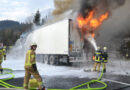 Tirol: Mit Käse beladener Sattelzug auf der A12 in Brand