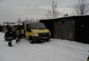 Nö: Klein-Lkw rutscht über einen Betonsockel
