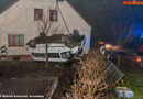 Nö: Taxibus kracht in 3 Metern Höhe gegen Haus von Feuerwehrkommandant