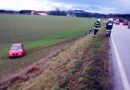 Nö: Lenker kam von der Fahrbahn ab und blieb im weichen Acker stecken