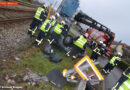 Nö: Wiener Lokalbahn legt Pkw in Wiener Neudorf aufs Dach