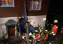 Schweiz: Personenrettung aus nach Unfall an Haus stehendem Pkw