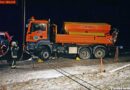 Nö: Streufahrzeug mittels Kranfahrzeug geborgen