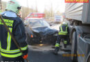Oö: Aufräumarbeiten nach Pkw-Lkw-Unfall in Vöcklabruck