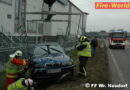 Nö: Pkw verkeilt sich in Straßentafel – Feuerwehr Wiener Neudorf im Einsatz