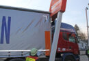 Bayern: Lkw ramponiert Tankstellenschild in Augsburg