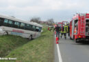 Deutschland: Kleinwagen bei Ense mit Bus zusammengestoßen