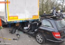 Deutschland: Pkw unter Lkw-Anhänger -> Fahrer eingeklemmt