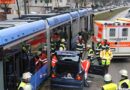 D: Unfall zwischen einem Pkw und einer Straßenbahn – Person eingeklemmt