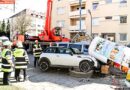 D: Mini prallt gegen eine Litfaßsäule -> Erheblicher Sachschaden