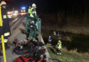 Nö: Auto rammt Brücke und stürzt in Fluss