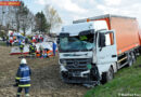 Oö: Schwerer Unfall mit Lkw-Zug und Schulbus in Schwand – Bus am Dach