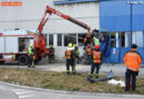 Schweiz: Auto hebt ab, streift ein fahrendes und kracht gegen Tor: 1 Toter