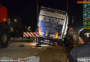 Oö: Sattelschlepper auf weichem Untergrund festgefahren