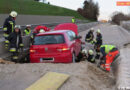 Oö: Gesperrte B 145 befahren: Bei Pinsdorf mit Auto in 1,5 m Baugrube gestürzt