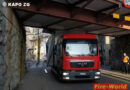Schweiz: Lastwagen bleibt in Zug unter Brücke stecken